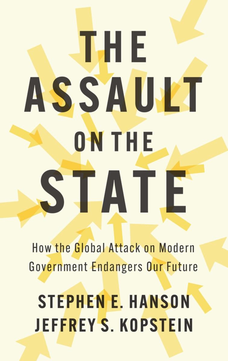 : Couverture du livre Assault on the State montrant le titre en caractères d’imprimerie, entouré de flèches jaunes pointant vers l’intérieur.